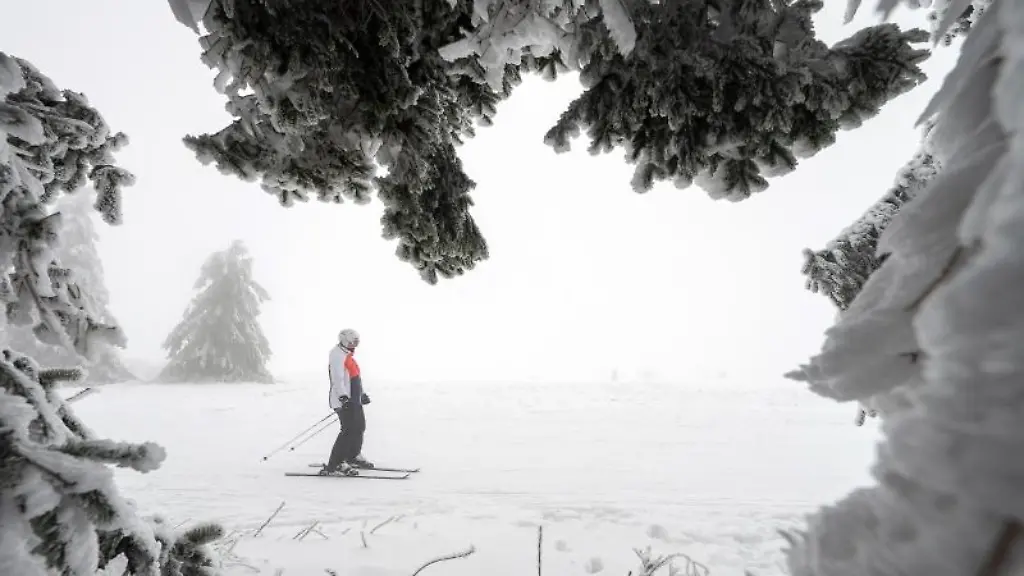 Ein-Skifahrer-faehrt-am-ersten-Skiwochenende-auf-der-Wasserkuppe-auf-der-Piste
