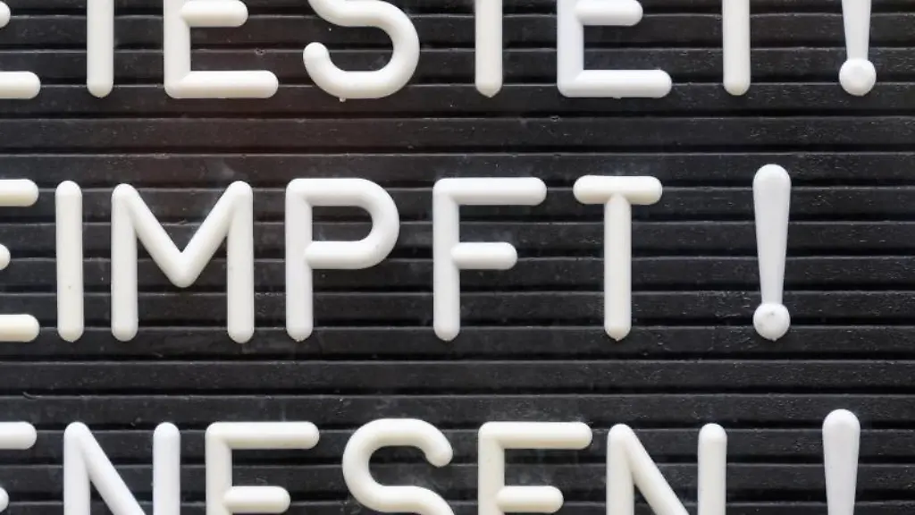 Getest-Geimpft-Genesen-steht-auf-einem-Schild-an-einer-Bar