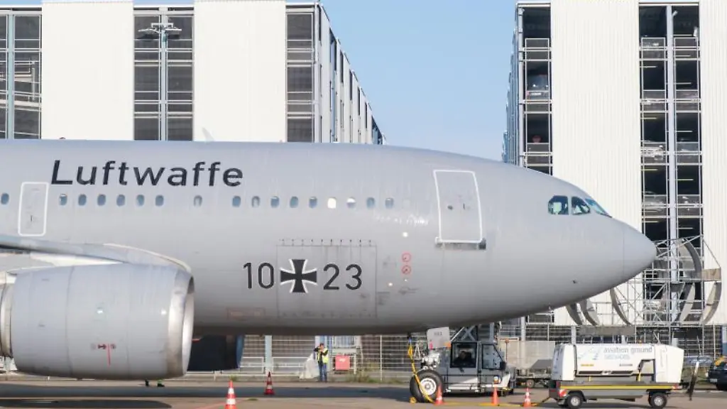 Ein-Airbus-A310-steht-am-Flughafen-Hannover
