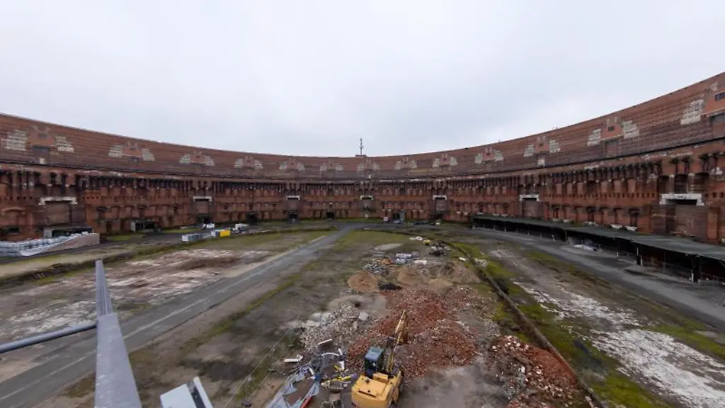 Der-Innenhof-der-Kongresshalle-auf-dem-ehemaligen-Reichsparteitagsgelaende