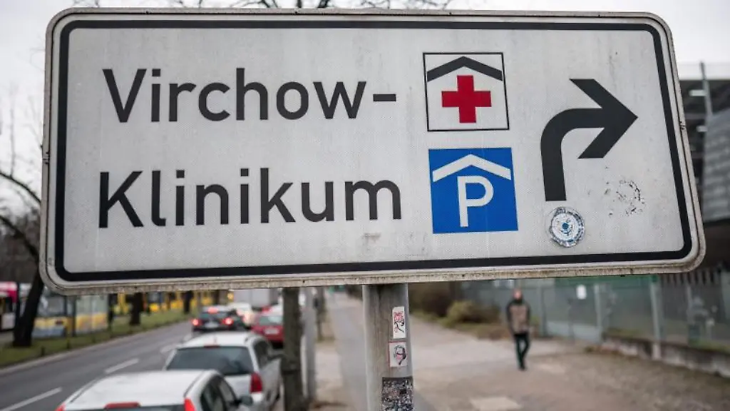 Ein-Schild-weist-zum-Eingang-des-Virchow-Klinikum
