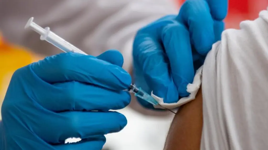 Eine-Aerztin-impft-einen-Mann-gegen-Corona