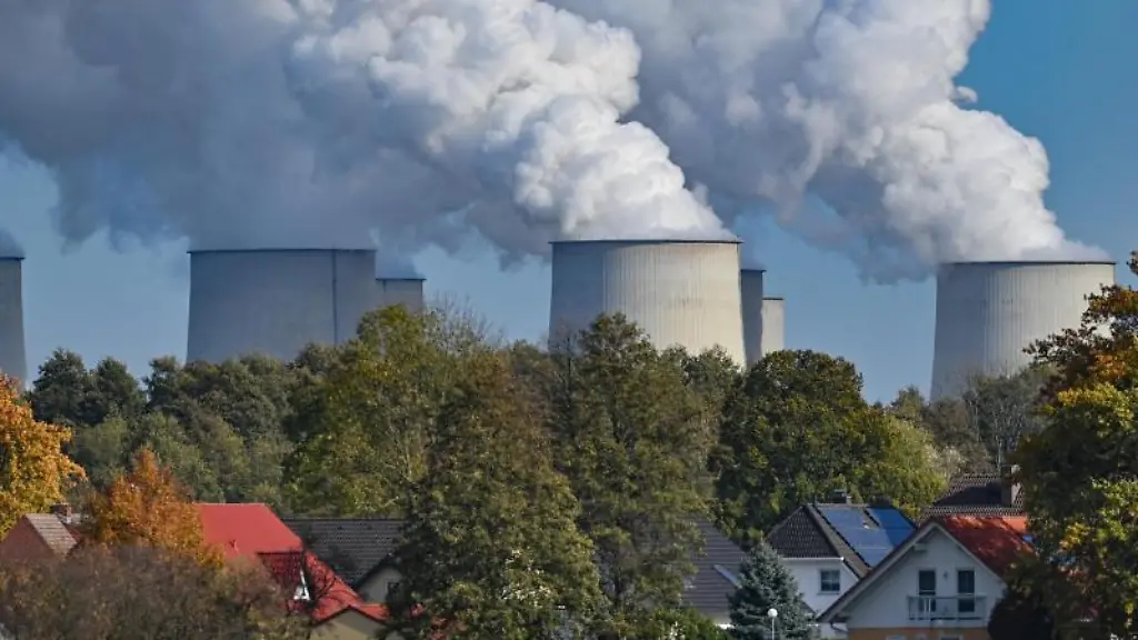 Wasserdampf-steigt-aus-den-Tuermen-des-Braunkohlekraftwerks-Jaenschwalde-der-Lausitz-Energie-Bergbau-AG-LEAG