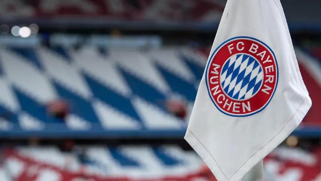 Eine-Eckfahne-mit-dem-Logo-vom-FC-Bayern-Muenchen-haengt-im-Stadion
