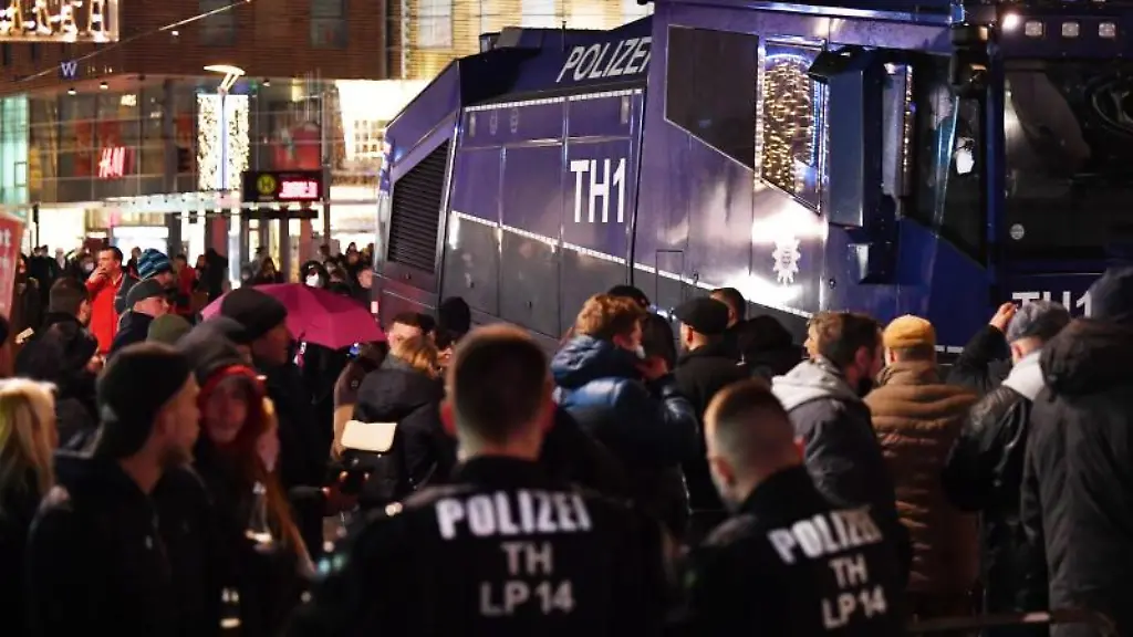 Ein-Wasserwerfer-der-Polizei-faehrt-durch-die-Erfurter-Innenstadt