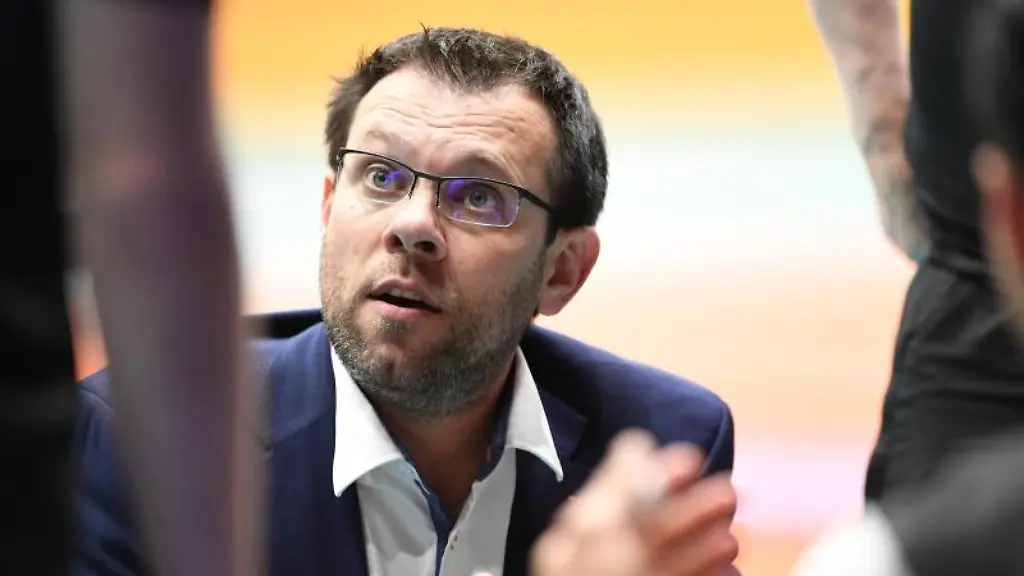 Cedric-Enard-Trainer-von-den-Berlin-Volleys-spricht-mit-seinen-Spielern