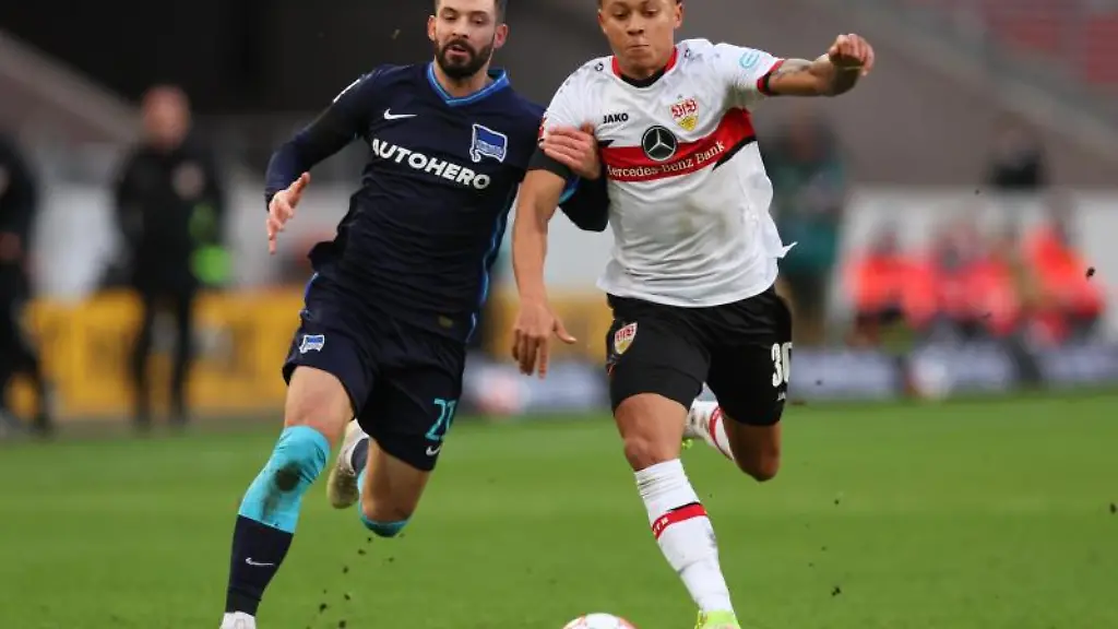 Stuttgarts-Roberto-Massimo-r-und-Herthas-Marvin-Plattenhardt-kaempfen-um-den-Ball