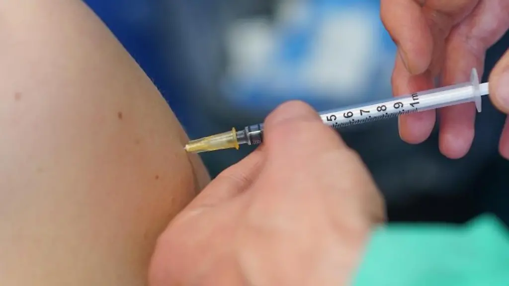 Ein-medizinischer-Mitarbeiter-impft-eine-Person