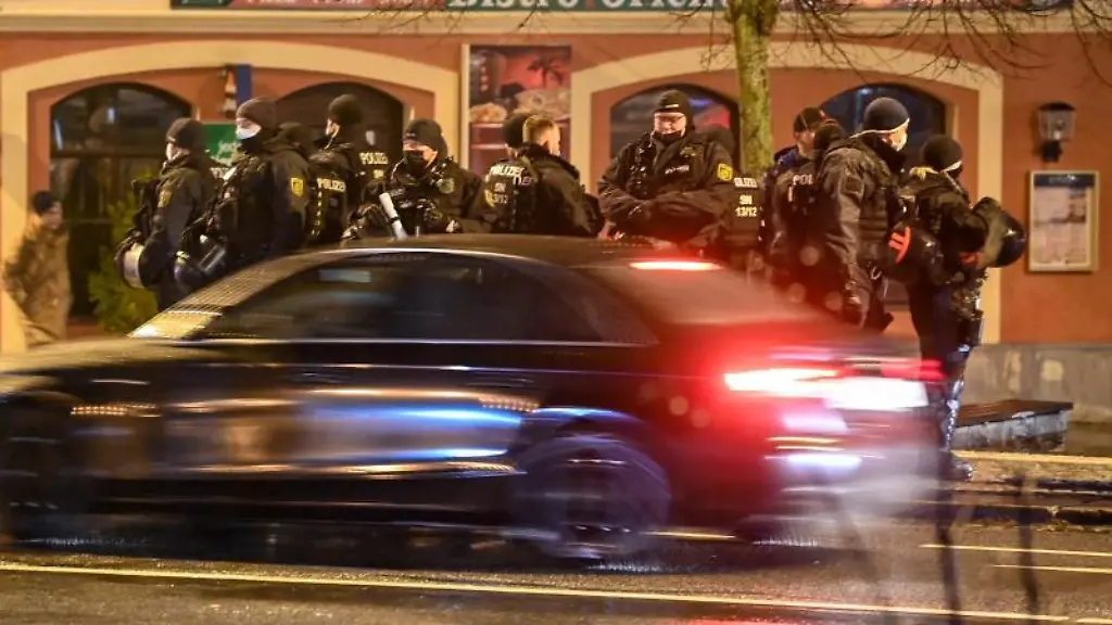 Polizisten-sichern-den-Kornmarkt-wegen-eines-angekuendigten-ungenehmigten-Protests-gegen-die-aktuellen-Corona-Massnahmen