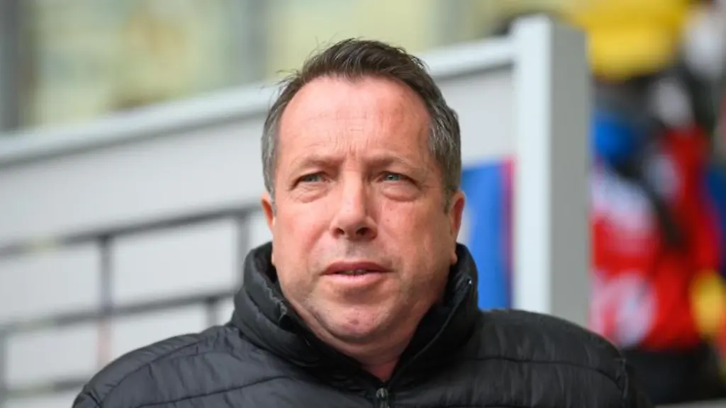 Dynamos-Trainer-Markus-Kauczinski-steht-vor-Beginn-des-Spiels-im-Stadion