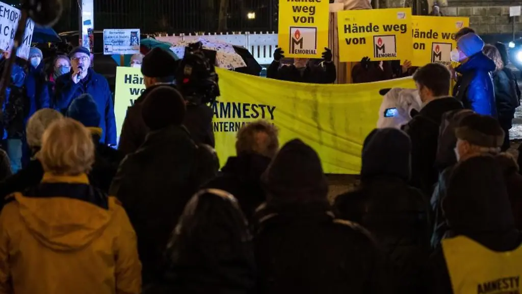 Teilnehmer-der-Kundgebung