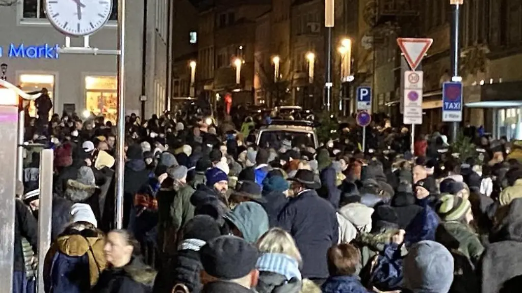 Zahlreiche-Menschen-nehmen-an-einer-nicht-angemeldeten-Demonstration-gegen-Corona-Massnahmen-teil