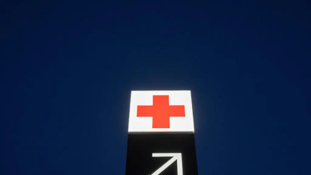 Ein-Pfeil-weist-den-Weg-zur-Notaufnahme-eines-Krankenhauses