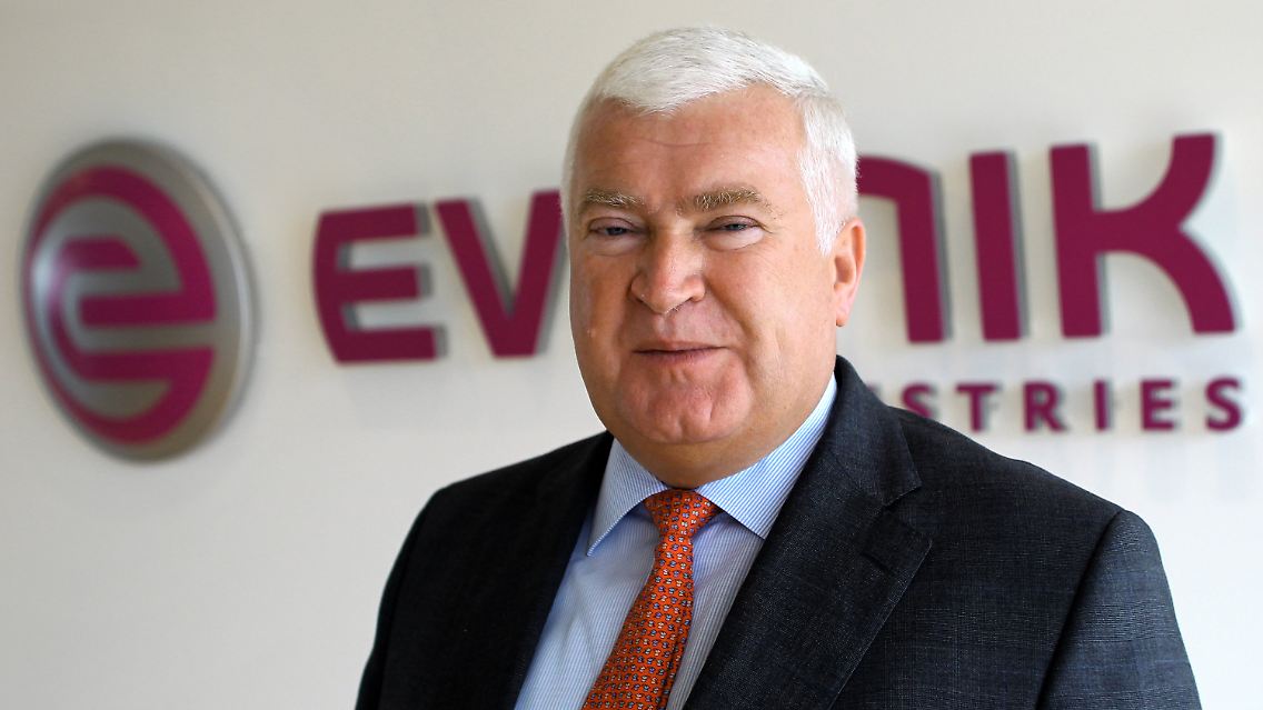 Klaus Engel baut Evonik um.