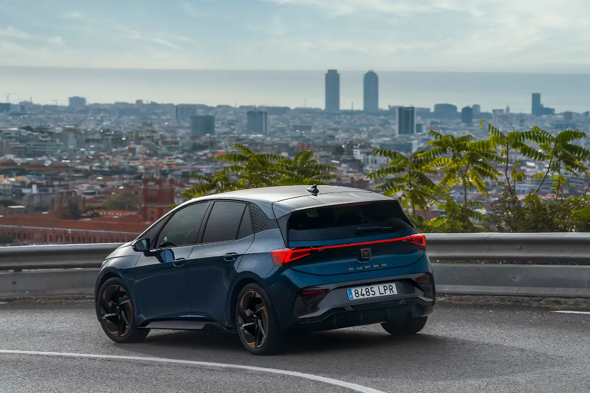 CUPRA-Born-Aurora-Blue-22-HQ