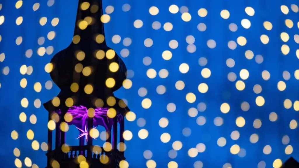 Ein-Stern-leuchtet-im-Kirchturm-der-St-Marienkirche-in-der-Vorweihnachtszeit