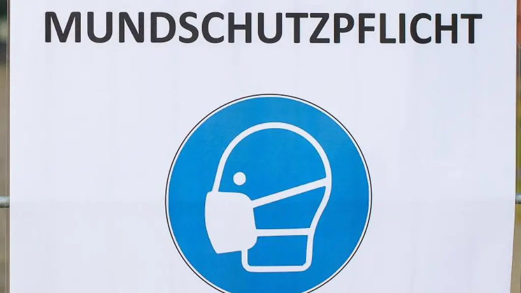 Ein-Schild-mit-der-Aufschrift-Mundschutzpflicht