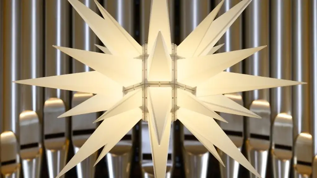 Ein-Herrnhuter-Stern-haengt-in-der-Frauenkirche-als-weihnachtliche-Dekoration-vor-der-Orgel