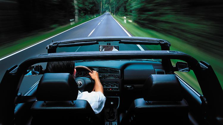 Nach einigen optischen Veränderungen fuhr der offene Golf bis 2002. Erst in diesem Jahr wurde wieder ein Golf Cabrio gezeigt.