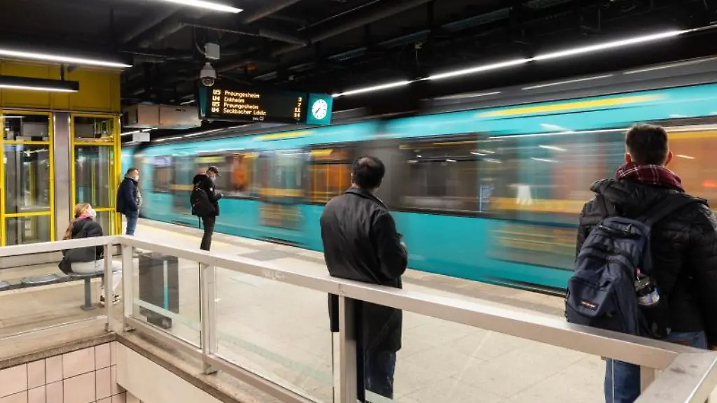 Wartende-Fahrgaeste-stehen-vor-einer-losfahrenden-U-Bahn-an-der-Station-Konstablerwache-Foto-Hannes-P