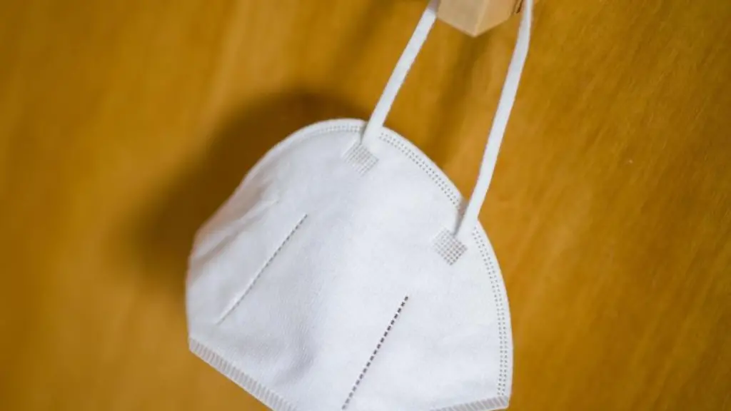 Eine-FFP2-Maske-haengt-an-einem-Haken