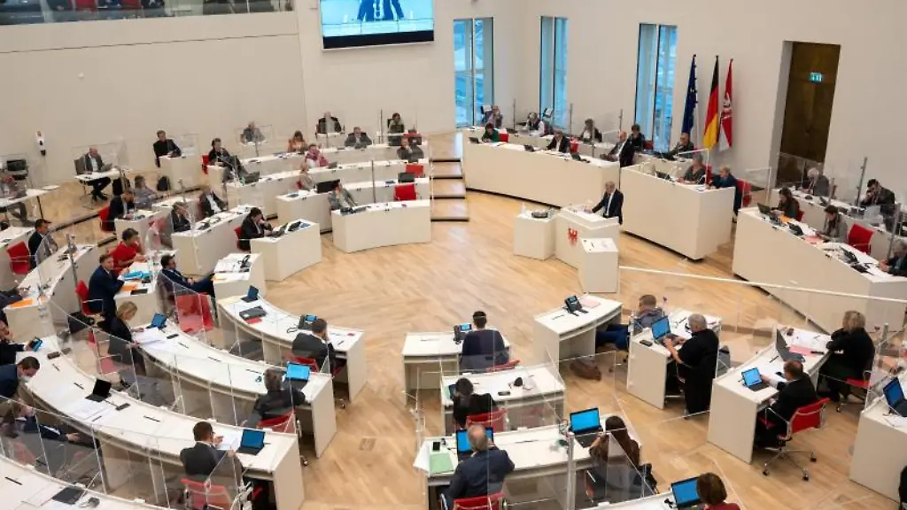Abgeordnete-nehmen-an-einer-Sitzung-des-Brandenburger-Landtags-teil