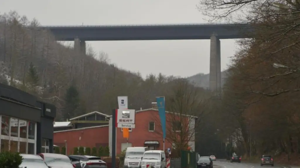Die-Bruecke-die-bei-Luedenscheid-ein-Tal-ueberspannt-ist-gesperrt