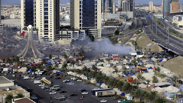 Rauch steigt auf, als Sicherheitskräfte den Perlenplatz in Manama evakuieren.