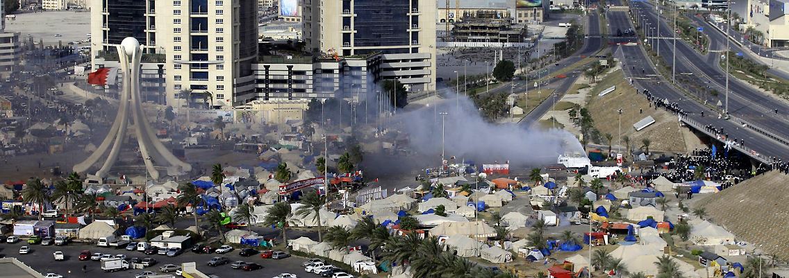 Rauch steigt auf, als Sicherheitskräfte den Perlenplatz in Manama evakuieren.