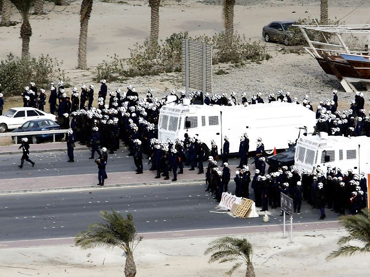 Rauch steigt auf, als Sicherheitskräfte den Perlenplatz in Manama evakuieren.