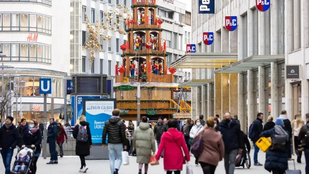 Menschen-gehen-vor-der-Weihnachtspyramide-am-Kroepcke-in-der-Innenstadt-Hannovers-entlang