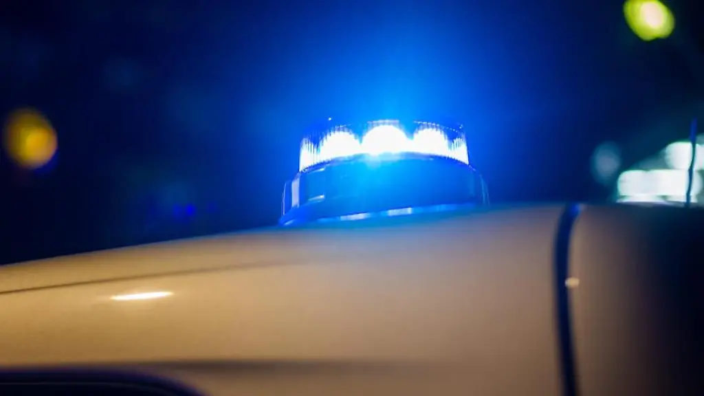 Ein-Blaulicht-leuchtet-auf-dem-Dach-eines-Polizeifahrzeugs