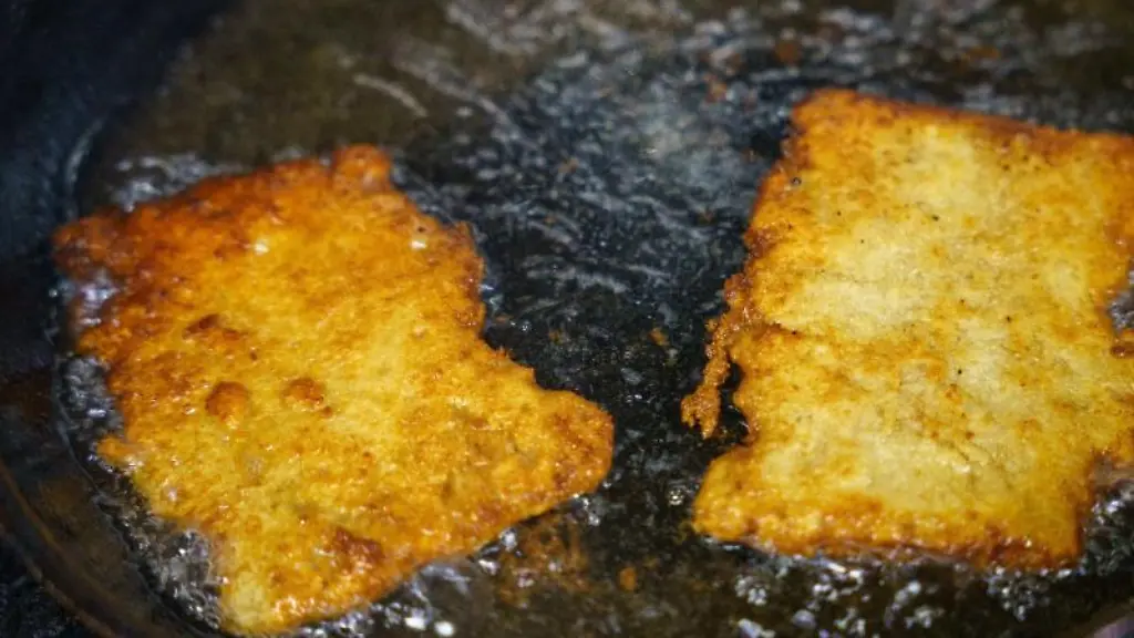 Ein-paniertes-veganes-Frankfurter-Schnitzel-wird-angebraten