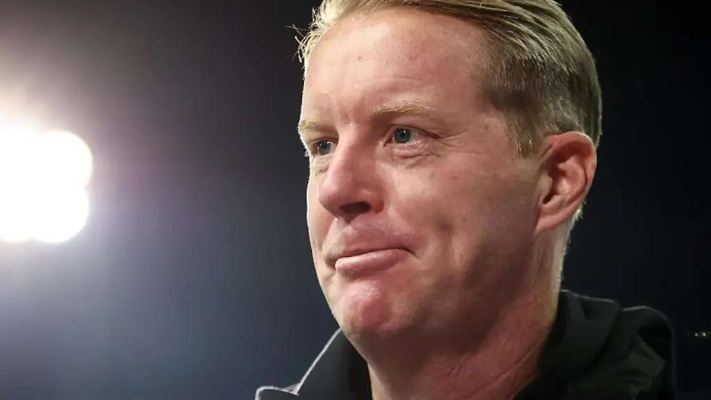 St-Paulis-Trainer-Timo-Schultz-gibt-vor-einem-Spiel-ein-Interview