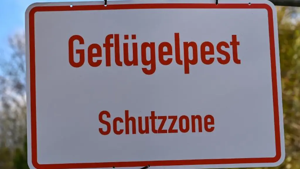 Ein-Schild-mit-der-Aufschrift-Gefluegelpest-Schutzzone