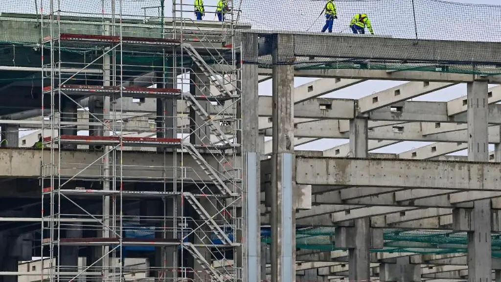 Die-Baustelle-des-Rohbaus-fuer-die-kuenftige-Batteriefabrik-der-Tesla-Gigafactory-Berlin-Brandenburg