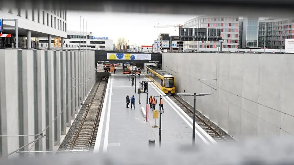 Die-U6-steht-an-einer-neuen-Endhaltestelle-am-Flughafen-Stuttgart