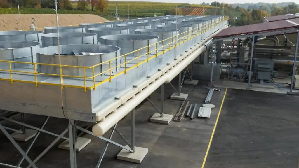 Luftventilatoren-zur-Kuehlung-l-und-die-Turbine-r-des-Geothermiekraftwerks-in-Insheim-im-Jahr-2012