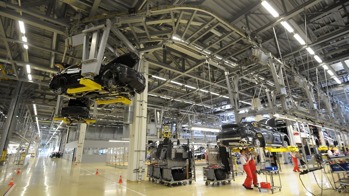 Blick in die Fertigungslinie der Porsche Leipzig GmbH.