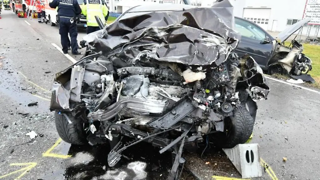 Polizisten-und-Einsatzkraefte-der-Polizei-sind-an-der-Unfallstelle-im-Einsatz