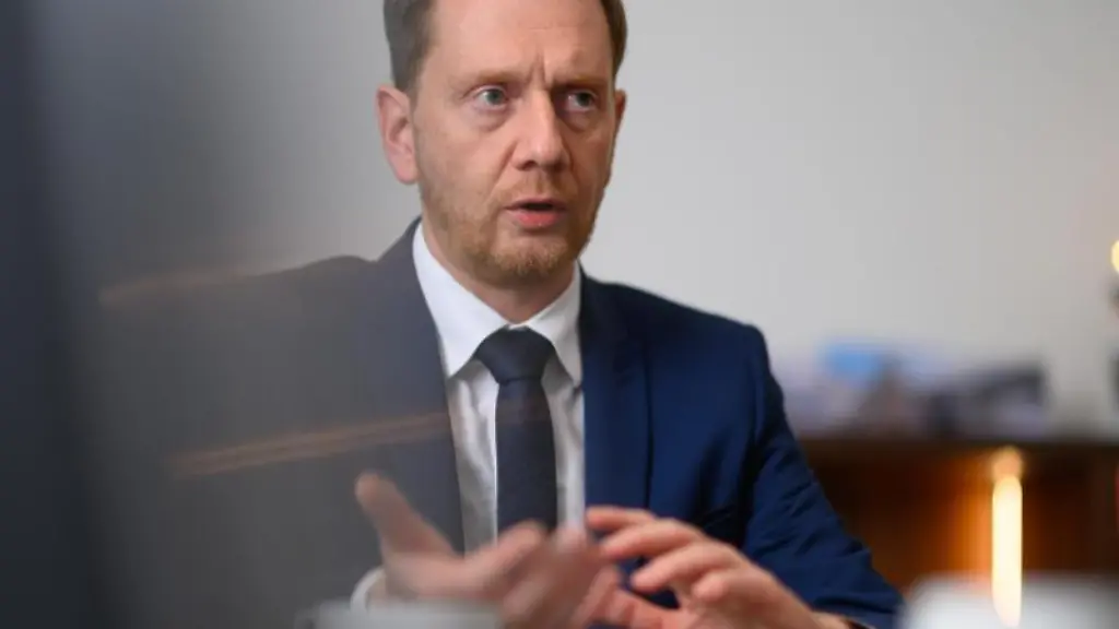 Michael-Kretschmer-CDU-Ministerpraesident-von-Sachsen-spricht-waehrend-eines-Interviews