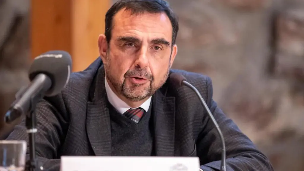 Bayerns-Gesundheitsminister-Klaus-Holetschek-CSU-spricht-waehrend-einer-Pressekonferenz