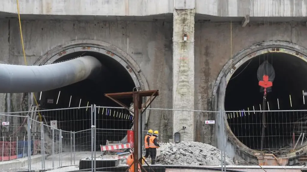 Bauarbeiter-stehen-vor-dem-Eingang-des-Bahntunnels