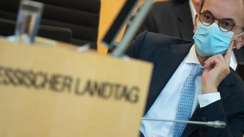 Hessens-Finanzminister-Michael-Boddenberg-sitzt-hinter-dem-Rednerpult