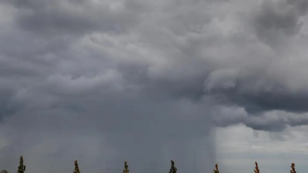 Ein-Regenschauer-zieht-ueber-ein-Feld-hinweg