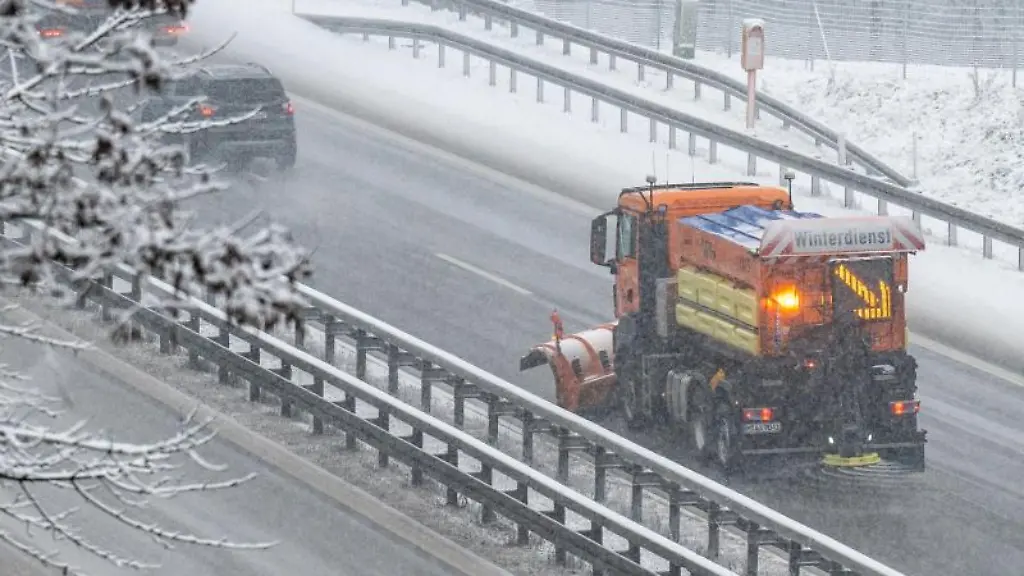 Ein-Raeumfahrzeug-faehrt-auf-der-Autobahn-A-3-nahe-Bogen