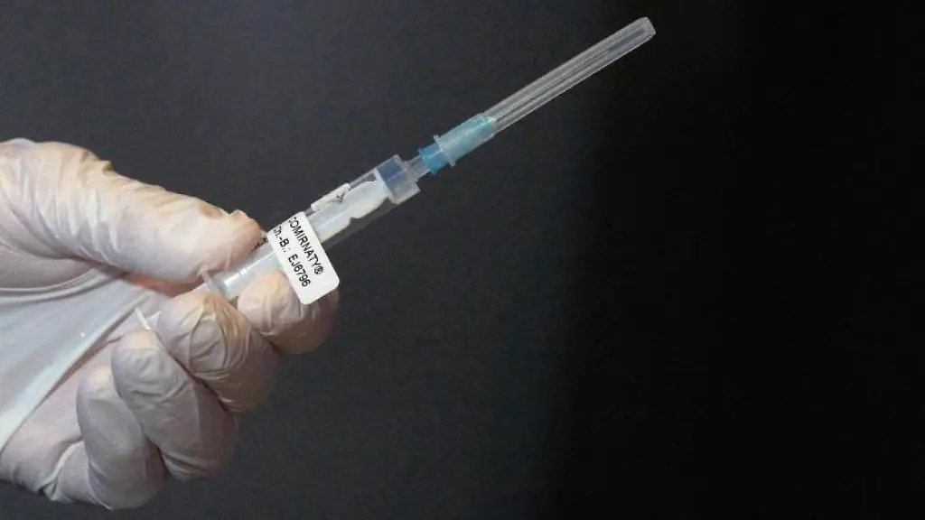 Eine-Mitarbeiterin-eines-Impfteams-ueberprueft-eine-Spritze-mit-einem-Impfstoff-gegen-Covid-19