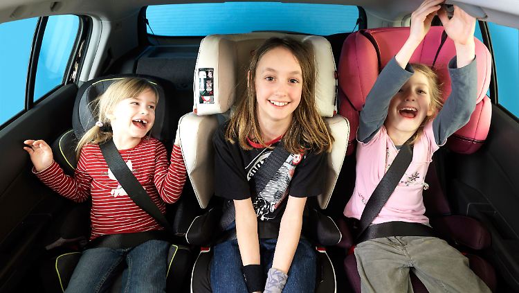 Kindersitzpflicht bis ins Schulalter: Junge Passagiere unter zwölf Jahren, die kleiner als 1,50 Meter sind, dürfen nur speziell gesichert im Auto mitfahren.
