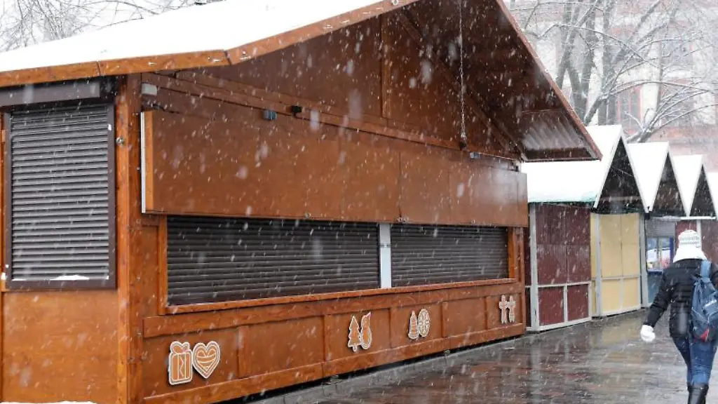 Geschlossen-sind-die-Verkaufsstaende-auf-dem-Weihnachtsmarkt-am-Universitaetsplatz-in-Rostock