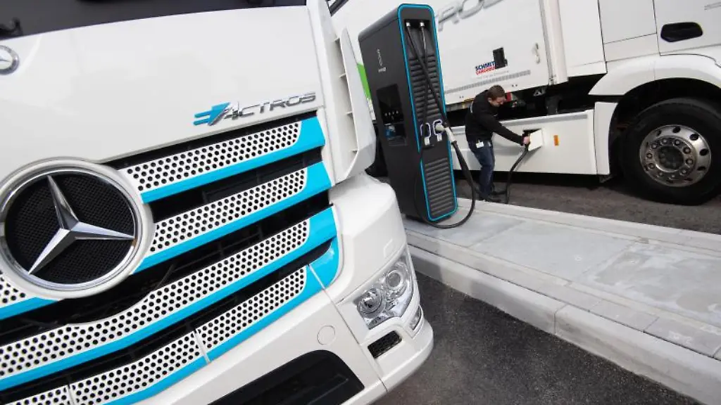 Ein-Mitarbeiter-der-Daimler-AG-steckt-einen-Ladestecker-in-einen-eActros